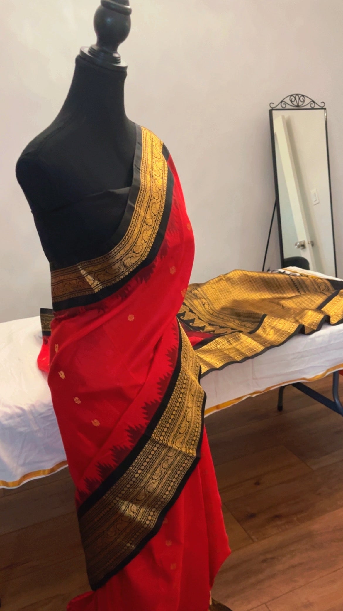 Rithika (ಋಥಿಕಾ) – Red & Black Gadwal Pure Silk Saree