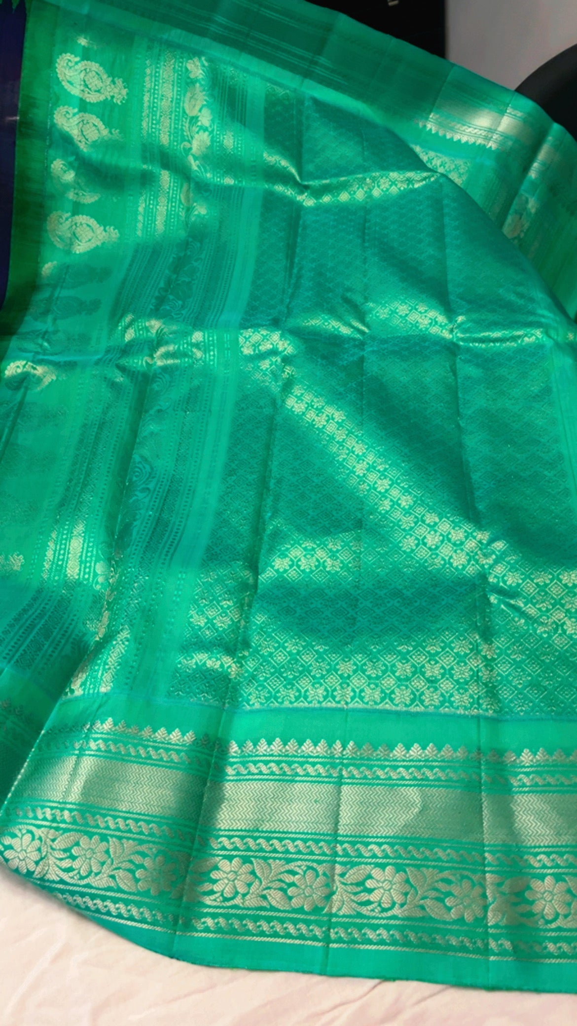 Navneeta (ನವನೀತಾ) – Navy Blue & Aqua Green Gadwal Pure Silk Saree