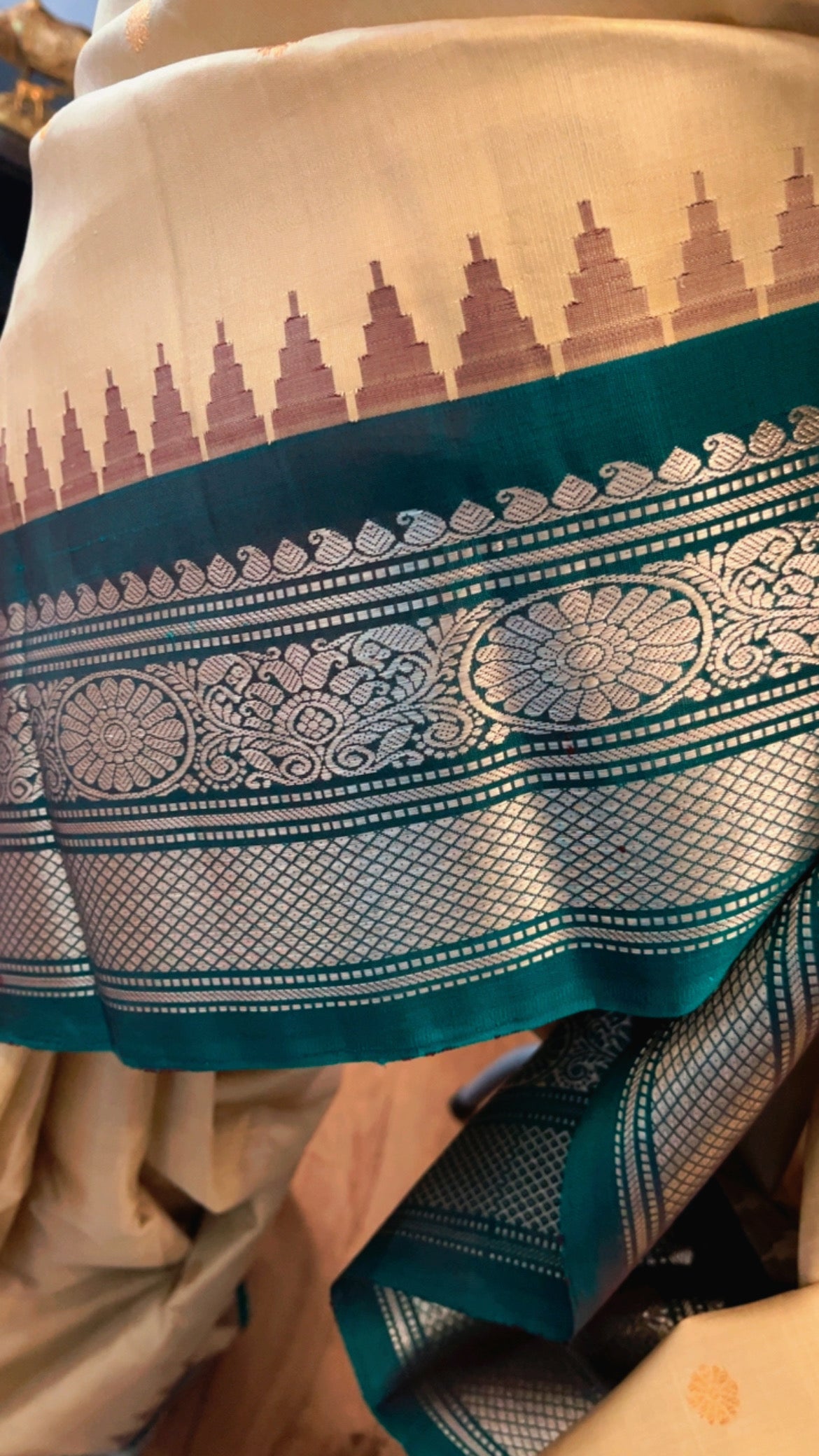 Anvitha (ಅನ್ವಿತಾ) – Beige & Teal Green Gadwal Pure Silk Saree