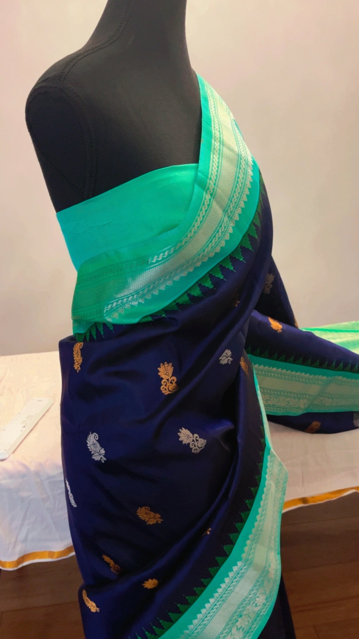 Navneeta (ನವನೀತಾ) – Navy Blue & Aqua Green Gadwal Pure Silk Saree