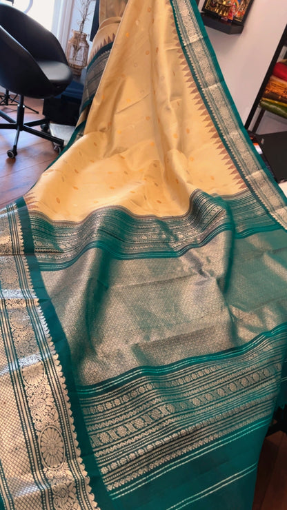 Anvitha (ಅನ್ವಿತಾ) – Beige & Teal Green Gadwal Pure Silk Saree