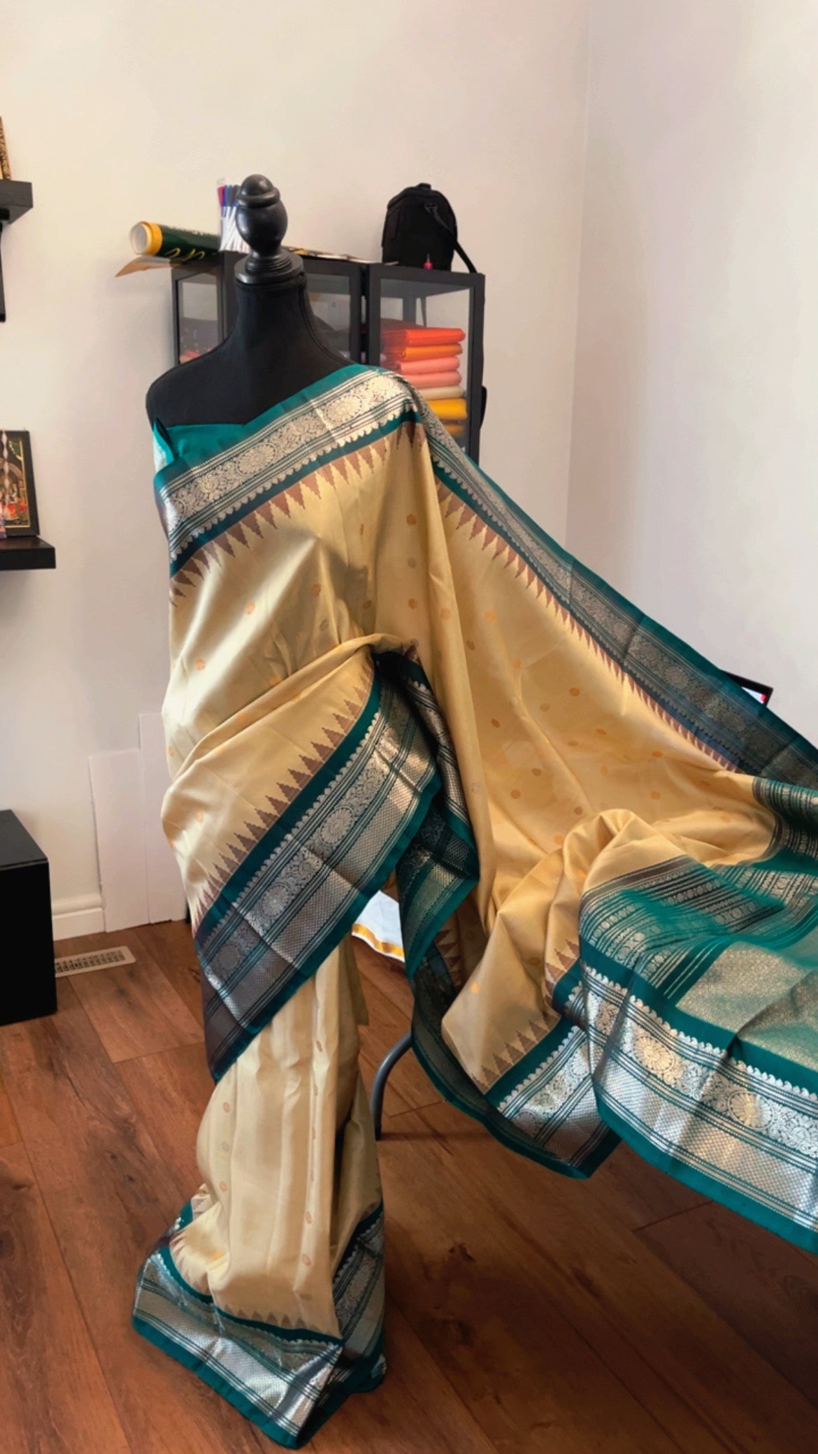 Anvitha (ಅನ್ವಿತಾ) – Beige & Teal Green Gadwal Pure Silk Saree