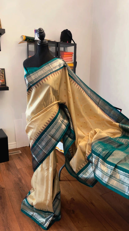 Anvitha (ಅನ್ವಿತಾ) – Beige & Teal Green Gadwal Pure Silk Saree