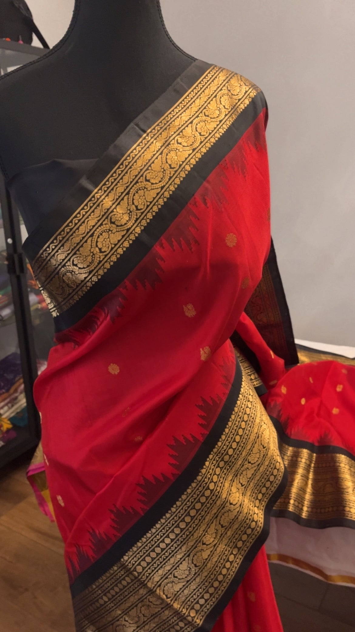 Rithika (ಋಥಿಕಾ) – Red & Black Gadwal Pure Silk Saree