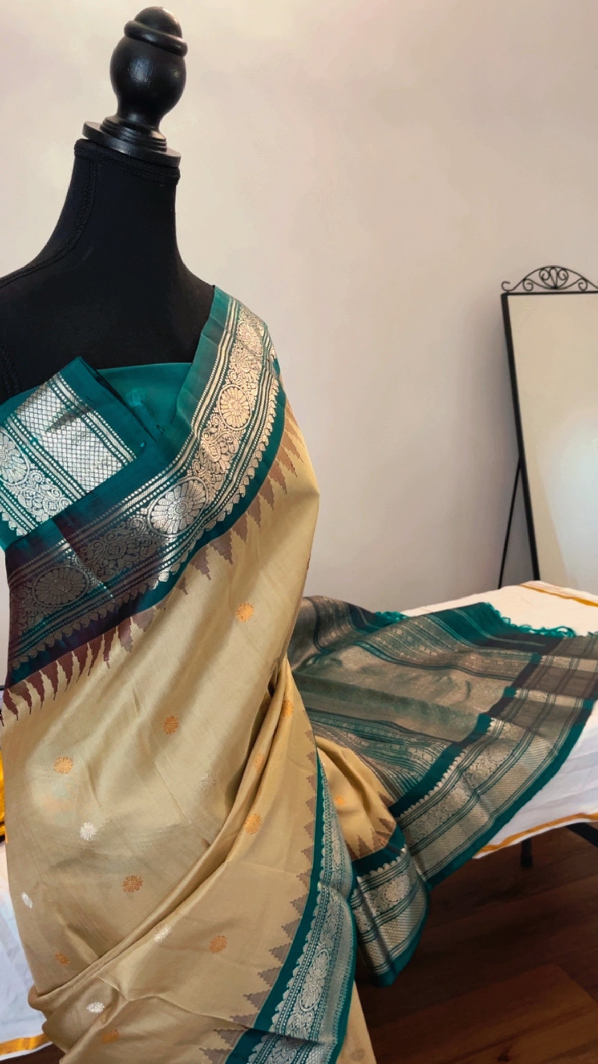 Anvitha (ಅನ್ವಿತಾ) – Beige & Teal Green Gadwal Pure Silk Saree