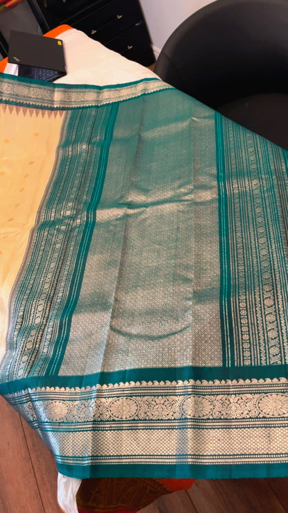 Anvitha (ಅನ್ವಿತಾ) – Beige & Teal Green Gadwal Pure Silk Saree