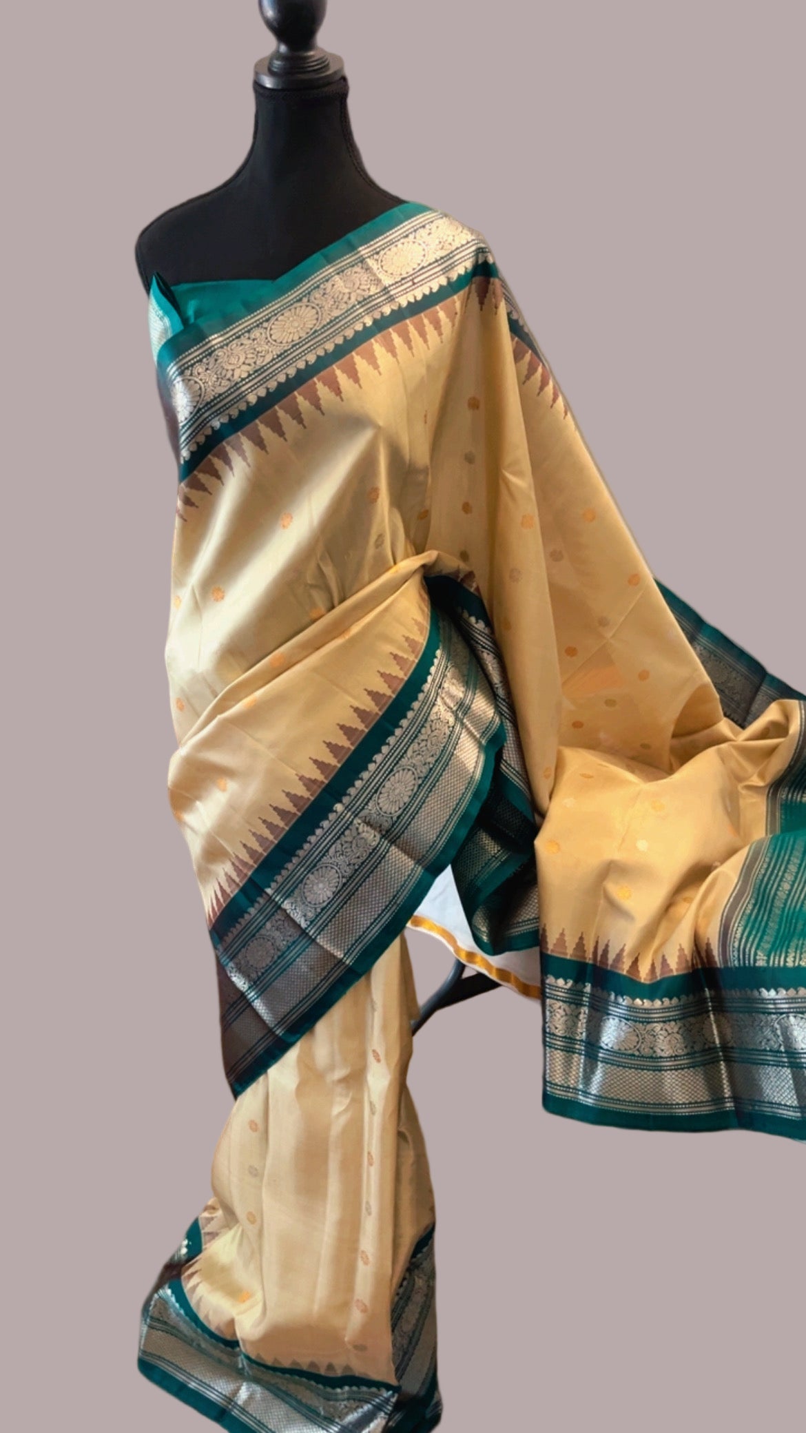 Anvitha (ಅನ್ವಿತಾ) – Beige & Teal Green Gadwal Pure Silk Saree
