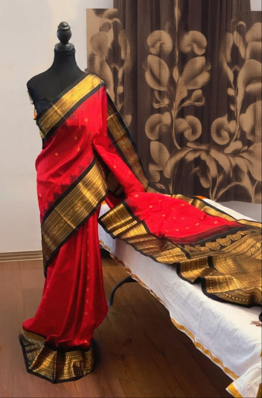 Rithika (ಋಥಿಕಾ) – Red & Black Gadwal Pure Silk Saree