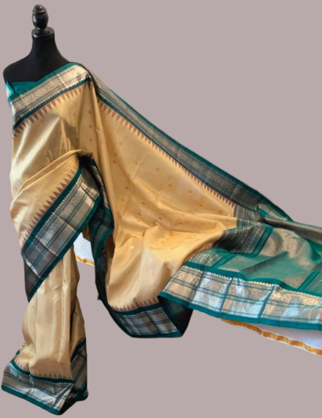 Anvitha (ಅನ್ವಿತಾ) – Beige & Teal Green Gadwal Pure Silk Saree