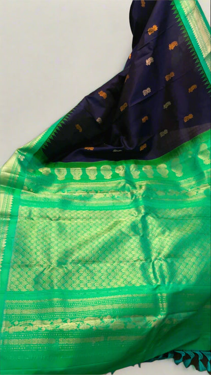 Navneeta (ನವನೀತಾ) – Navy Blue & Aqua Green Gadwal Pure Silk Saree