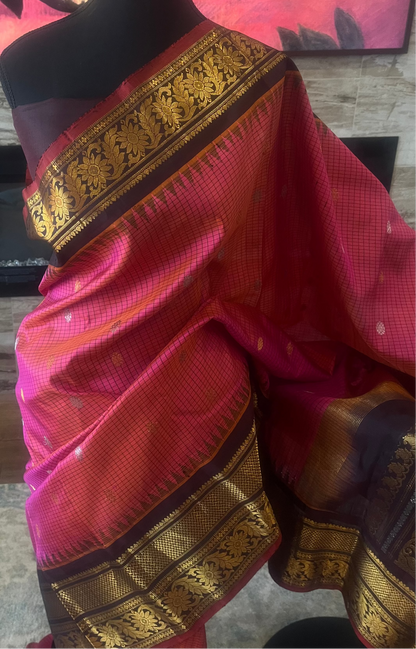 Rasitha (ರಸಿತಾ) – Orange & Golden Dual Tone Gadwal Pure Silk Saree