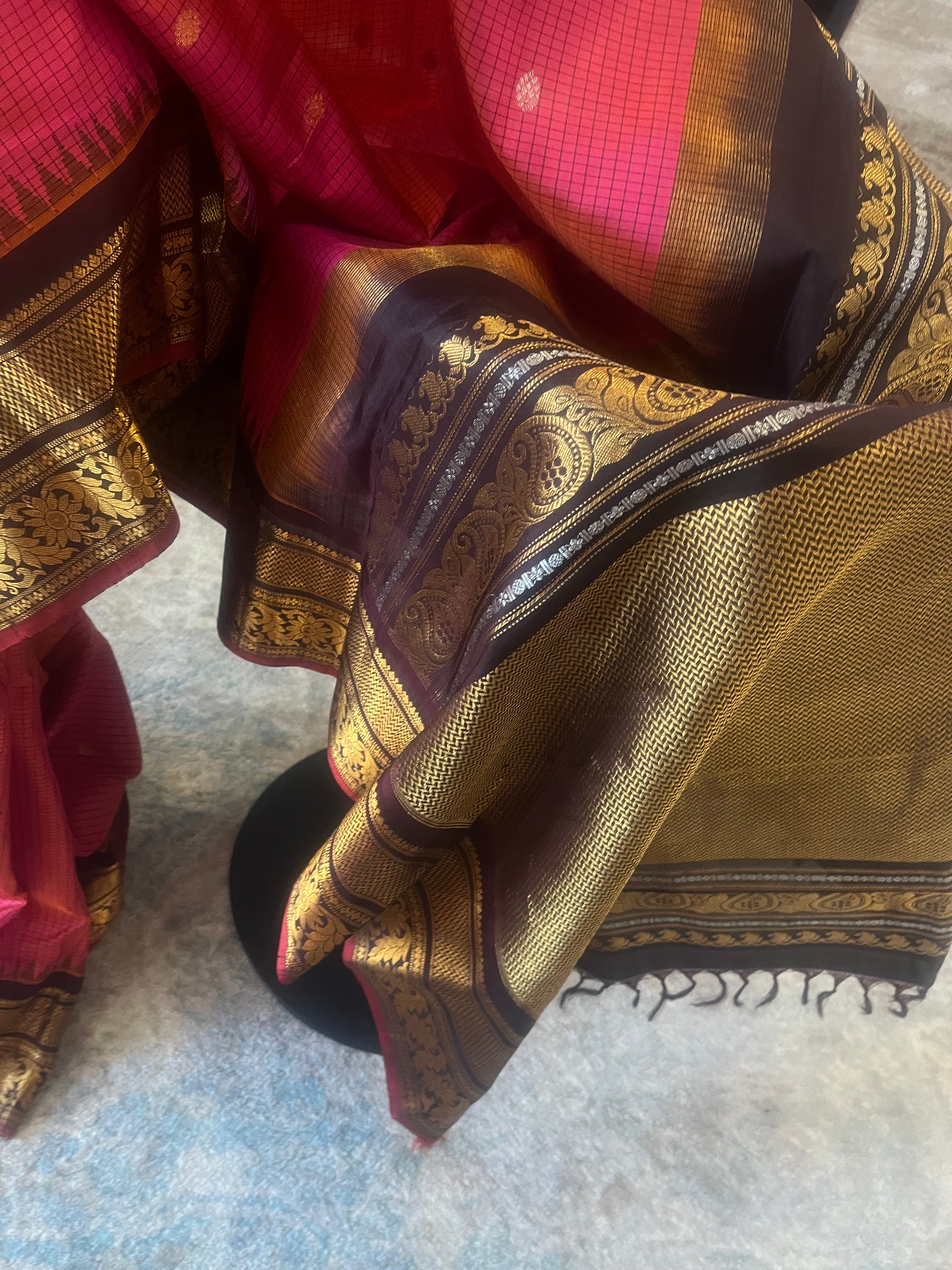 Rasitha (ರಸಿತಾ) – Orange & Golden Dual Tone Gadwal Pure Silk Saree