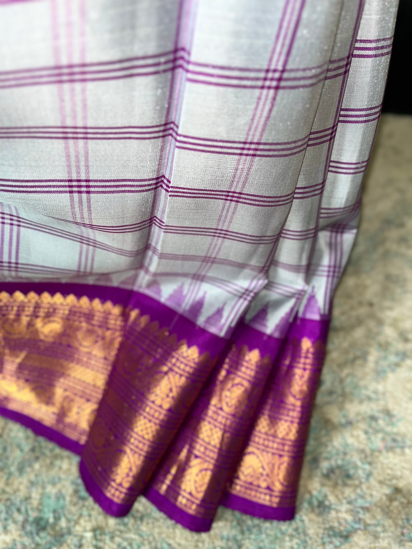 Varnitha (ವರ್ಣಿತಾ) – Ash Grey and Magenta Pink Gadwal Pure Silk Saree