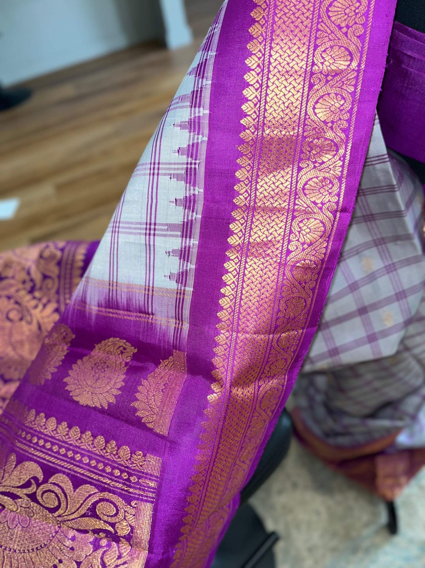 Varnitha (ವರ್ಣಿತಾ) – Ash Grey and Magenta Pink Gadwal Pure Silk Saree